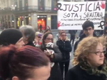 Decenas de personas se concentran para reclamar justicia por Sota y Shaitan, los perros muertos a manos de agentes de policía