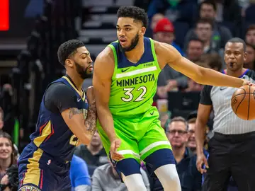 Karl-Anthony Towns postea a Anthony Davis Karl-Anthony Towns postea a Anthony Davis