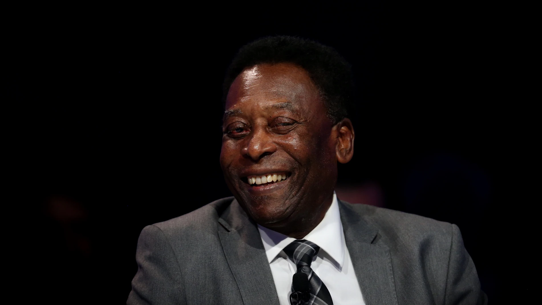 El exjugador brasileño Pelé sonríe en un acto El exjugador brasileño Pelé sonríe en un acto