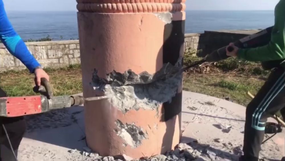 Derriban a martillazos un monumento franquista en Ondarroa