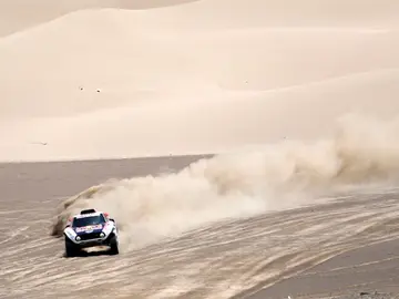 Peterhansel avanza por las dunas en el Dakar Peterhansel avanza por las dunas en el Dakar