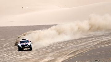 Peterhansel avanza por las dunas en el Dakar