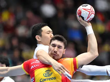 Alex Dujshebaev intenta lanzar a portería ante Japón Alex Dujshebaev intenta lanzar a portería ante Japón