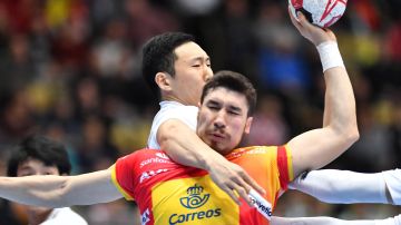 Alex Dujshebaev intenta lanzar a portería ante Japón