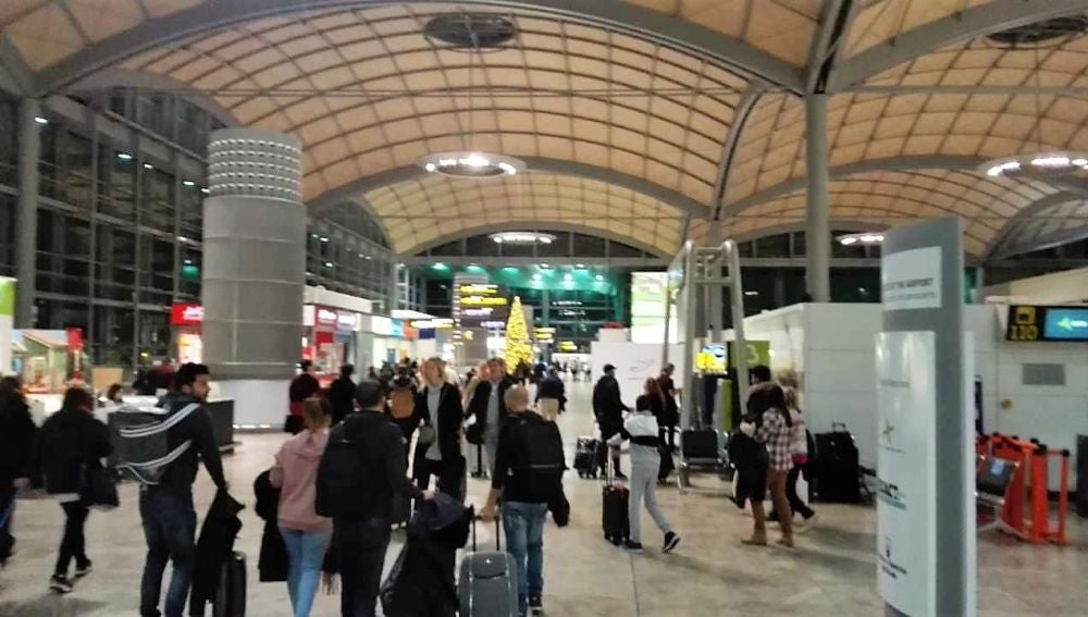 Pasajeros en la terminal de salidas del Aeropuerto de Alicante-Elche