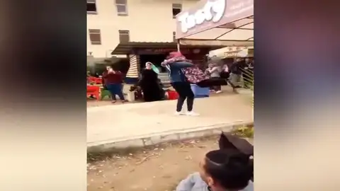 Expulsan de una universidad egipcia a una chica por abrazar en público a su novio Expulsan de una universidad egipcia a una chica por abrazar en público a su novio