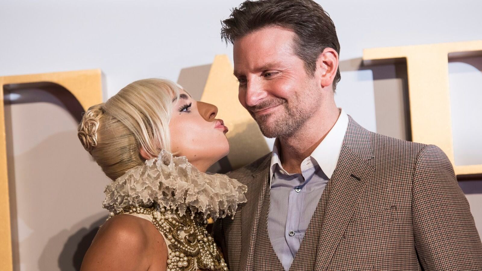 La teoría de que Lady Gaga ha roto con su prometido por Bradley Cooper