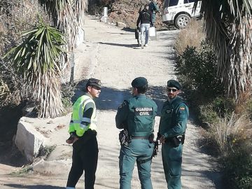 Efectivos de la Guardia Civil en la zona de Totalán (Málaga) donde un niño de dos años ha caído a un pozo