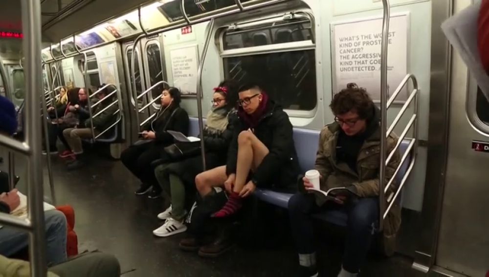 Cientos de personas viajan sin pantalones en el metro de Nueva York