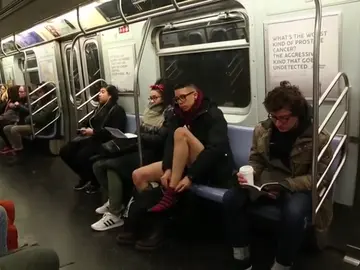 Cientos de personas viajan sin pantalones en el metro de Nueva York Cientos de personas viajan sin pantalones en el metro de Nueva York