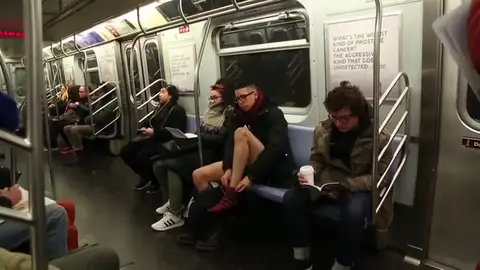 Cientos de personas viajan sin pantalones en el metro de Nueva York Cientos de personas viajan sin pantalones en el metro de Nueva York