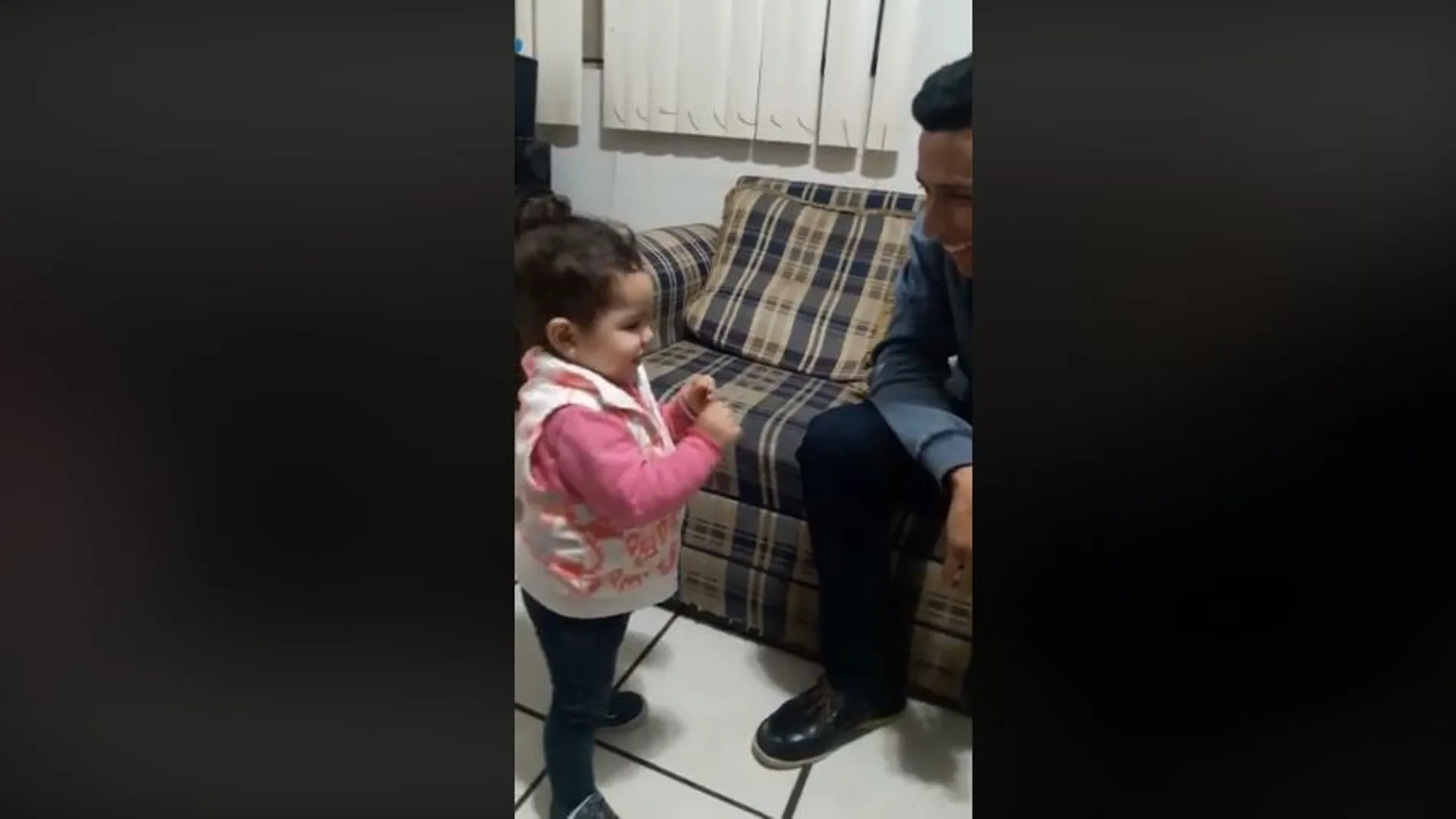 La pequeña intentando comunicarse con su padre La pequeña intentando comunicarse con su padre