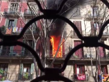 Espectacular incendio en el Raval: sale de la ducha y se encuentra el comedor en llamas