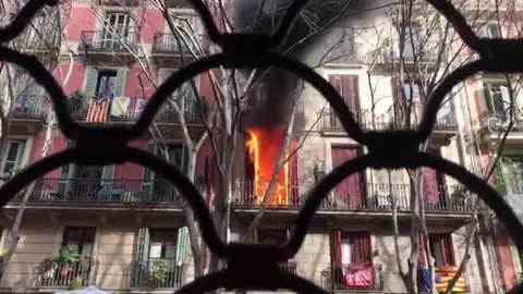 Espectacular incendio en el Raval: sale de la ducha y se encuentra el comedor en llamas Espectacular incendio en el Raval: sale de la ducha y se encuentra el comedor en llamas