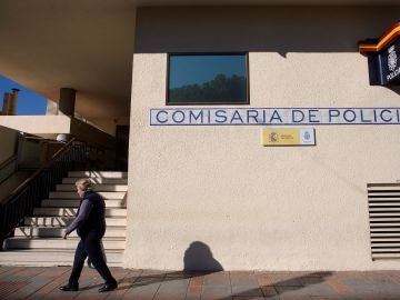 Vista del exterior de la comisaría de la Policía Nacional donde se encuentra arrestado el presunto autor del asesinato ayer en Fuengirola 