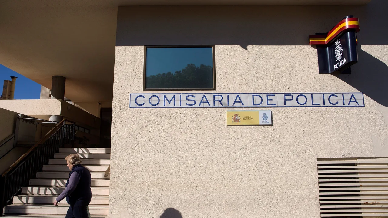 Vista del exterior de la comisaría de la Policía Nacional donde se encuentra arrestado el presunto autor del asesinato ayer en Fuengirola Vista del exterior de la comisaría de la Policía Nacional donde se encuentra arrestado el presunto autor del asesinato ayer en Fuengirola