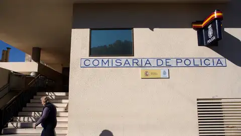 Vista del exterior de la comisaría de la Policía Nacional donde se encuentra arrestado el presunto autor del asesinato ayer en Fuengirola Vista del exterior de la comisaría de la Policía Nacional donde se encuentra arrestado el presunto autor del asesinato ayer en Fuengirola