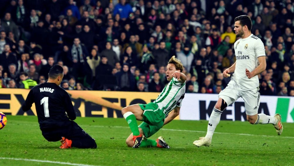 Sergio Canales, en el momento de anotar el 1-1 en el Villamarín
