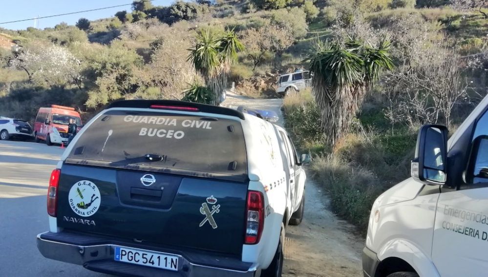 Un coche de la Guardia Civil en el lugar donde el niño de dos años ha caído a un pozo en Totalán (Málaga)
