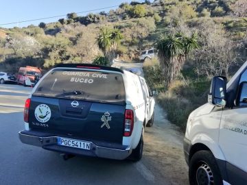 Un coche de la Guardia Civil en el lugar donde el niño de dos años ha caído a un pozo en Totalán (Málaga)