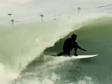 Lewis Hamilton se 'pasa' al surf: increíble 'tubo' del británico en el 'surf ranch' de Kelly Slater Lewis Hamilton se 'pasa' al surf: increíble 'tubo' del británico en el 'surf ranch' de Kelly Slater