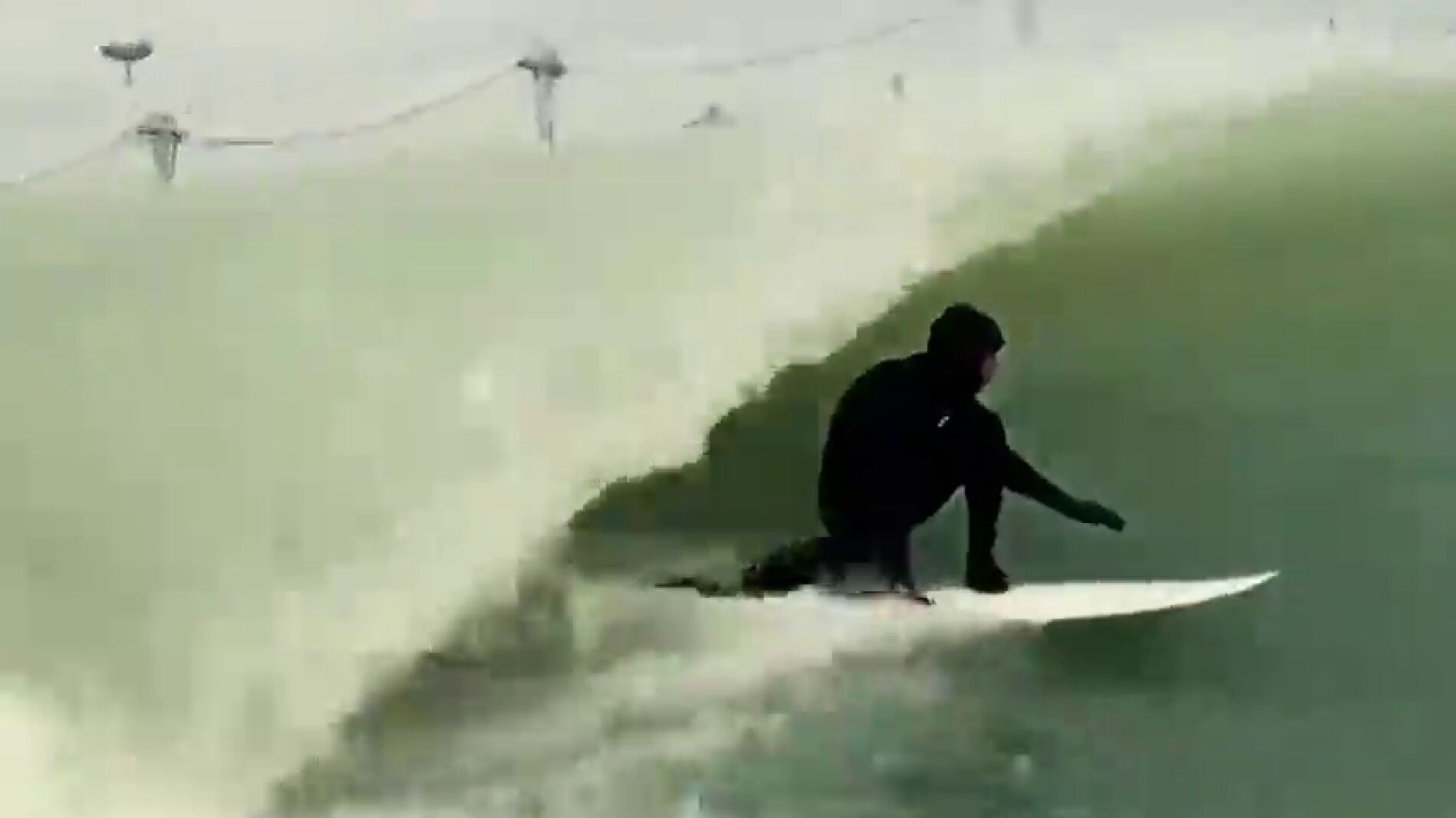 Lewis Hamilton se 'pasa' al surf: incre&iacute;ble 'tubo' del brit&aacute;nico en el 'surf ranch' de Kelly Slater