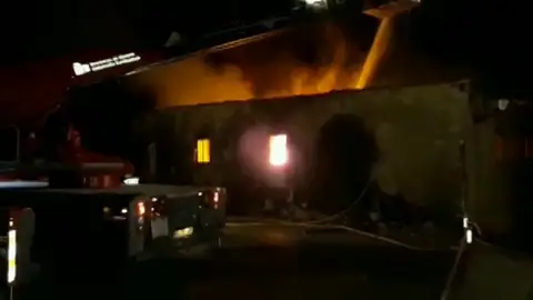 Encuentran restos humanos en el salón de la vivienda incendiada en la localidad navarra de Artaiz Encuentran restos humanos en el salón de la vivienda incendiada en la localidad navarra de Artaiz