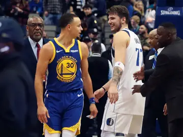 Curry y Doncic se cruzan en mita de la pista Curry y Doncic se cruzan en mita de la pista