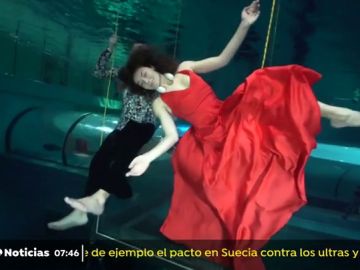 Una pareja de submarinistas bate un récord con una coreografía de 3 minutos y medio bajo el agua