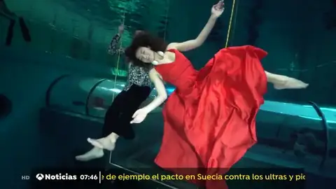 Una pareja de submarinistas bate un récord con una coreografía de 3 minutos y medio bajo el agua Una pareja de submarinistas bate un récord con una coreografía de 3 minutos y medio bajo el agua