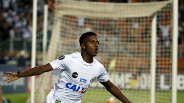 Rodrygo celebra un gol con Santos