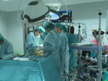 Imagen de archivo de unos cirujanos realizando una operación en quirófano