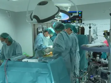 Imagen de archivo de unos cirujanos realizando una operación en quirófano Imagen de archivo de unos cirujanos realizando una operación en quirófano
