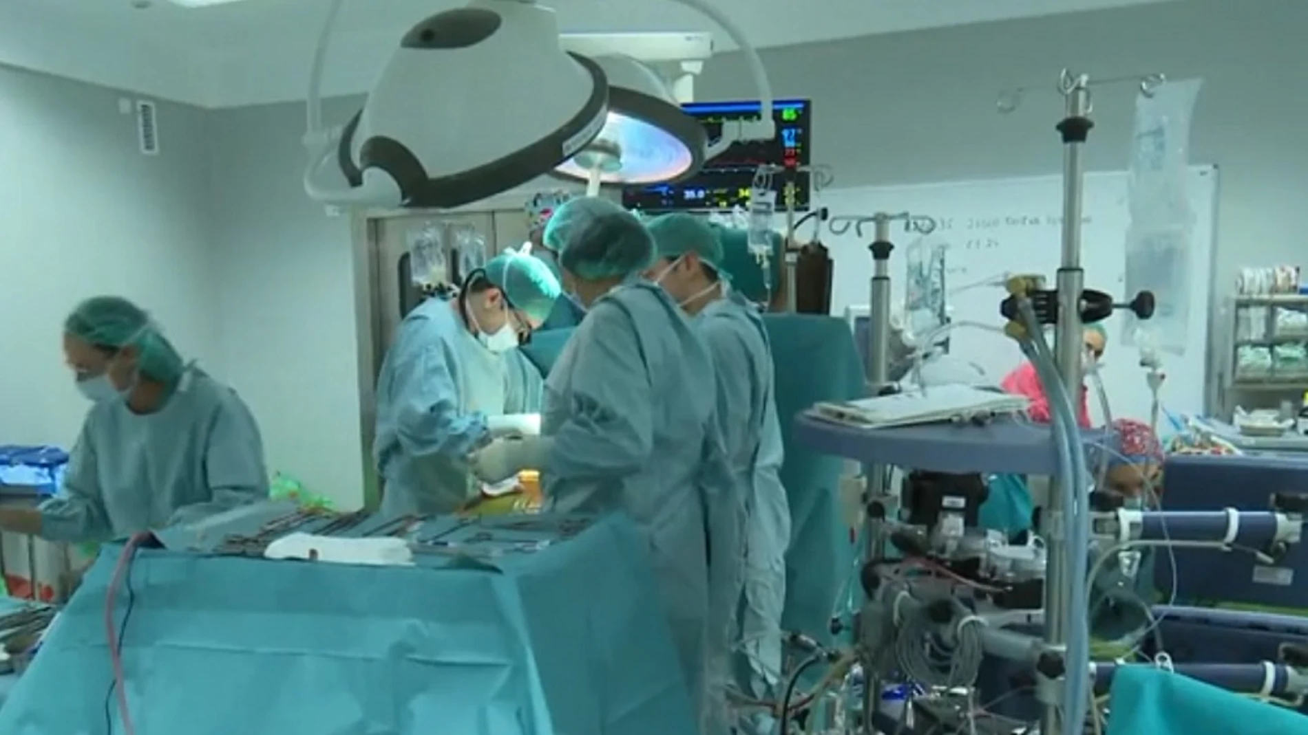 Imagen de archivo de unos cirujanos realizando una operación en quirófano Imagen de archivo de unos cirujanos realizando una operación en quirófano