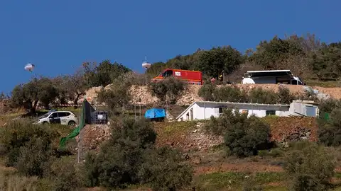 Miembros de la Guardia Civil en los alrededores de la finca privada en Totalán Miembros de la Guardia Civil en los alrededores de la finca privada en Totalán