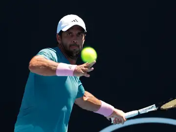 Fernando Verdasco, en acción ante Miomir Kecmanovic Fernando Verdasco, en acción ante Miomir Kecmanovic