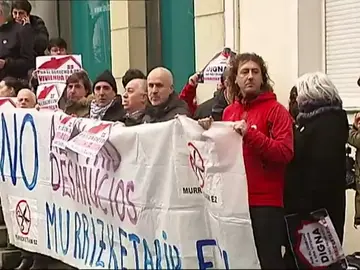 Desahucio en Barakaldo: "Estamos literalmente en la calle y sin una alternativa para dormir esta noche" Desahucio en Barakaldo: "Estamos literalmente en la calle y sin una alternativa para dormir esta noche"