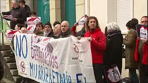 Desahucio en Barakaldo: "Estamos literalmente en la calle y sin una alternativa para dormir esta noche" Desahucio en Barakaldo: "Estamos literalmente en la calle y sin una alternativa para dormir esta noche"