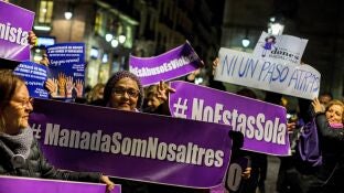 Centenares de mujeres claman contra el machismo en Barcelona