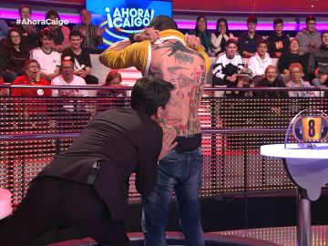 Arturo Valls besa a la mujer de Sergio en su &quot;tatuaje ganador&quot;
