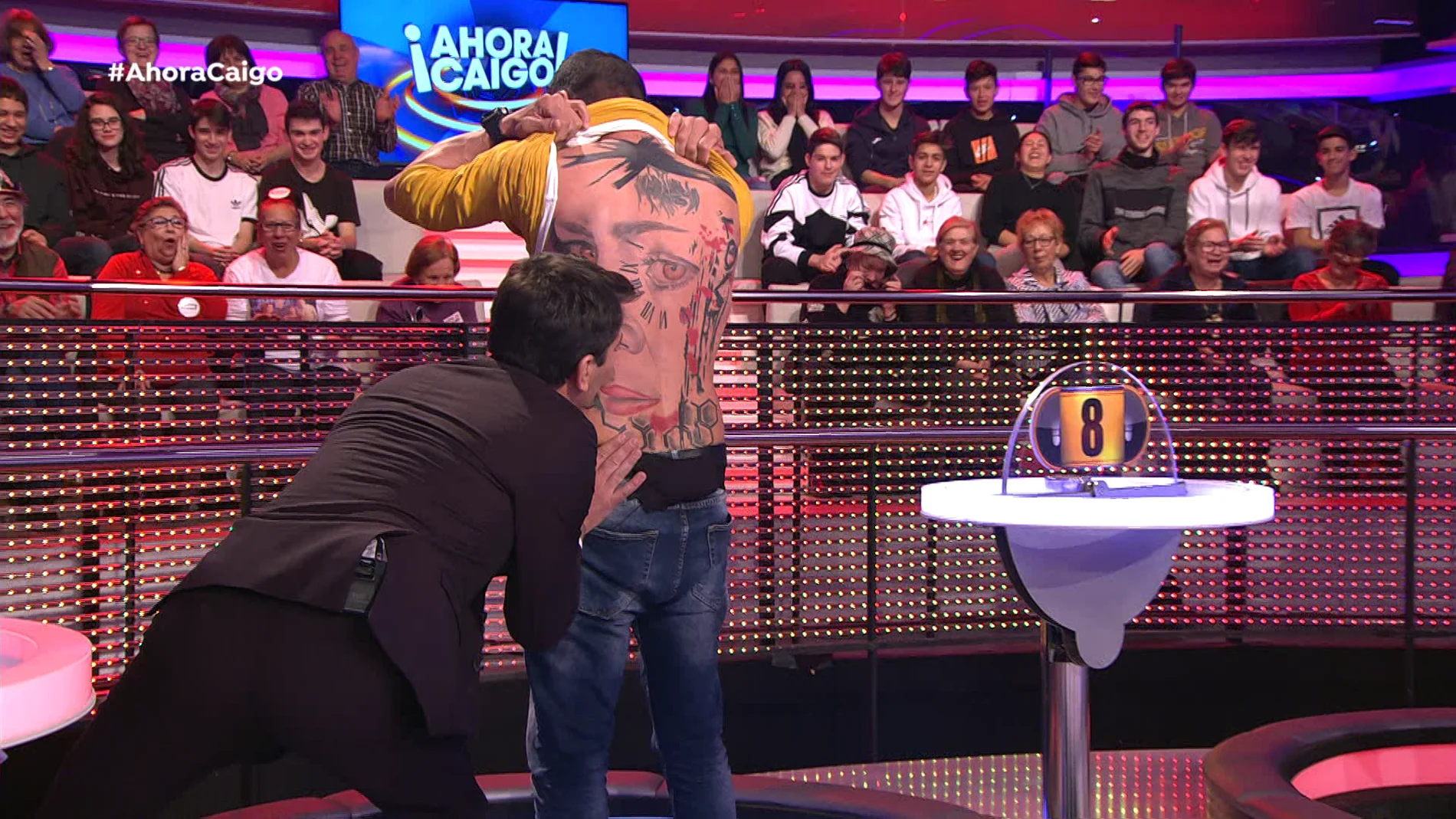 Arturo Valls besa a la mujer de Sergio en su "tatuaje ganador"