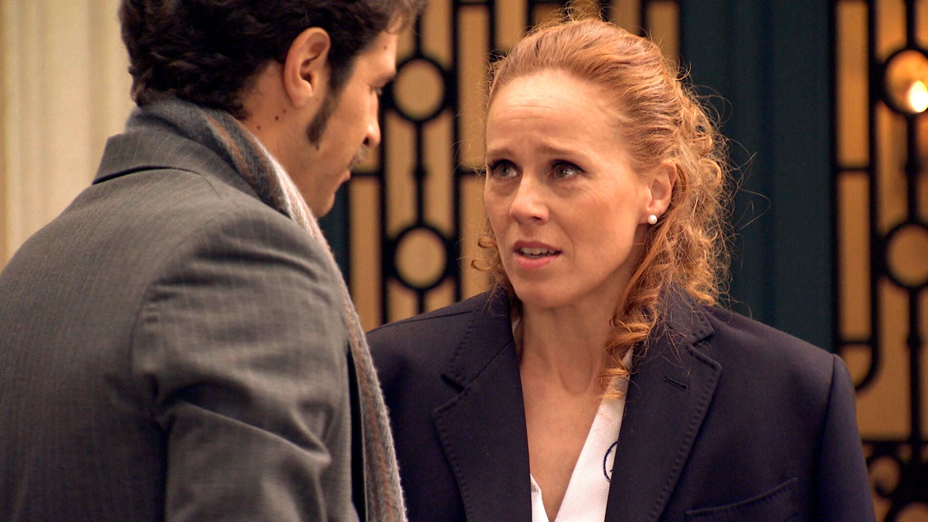 Natalia huye del hotel al creer que ha sido descubierta