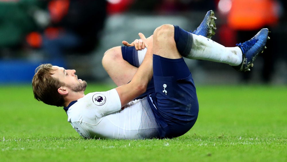 Harry Kane, tendido en el suelo tras sufrir un golpe en su pie