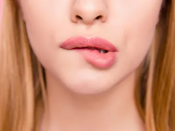 Morderse los labios Morderse los labios
