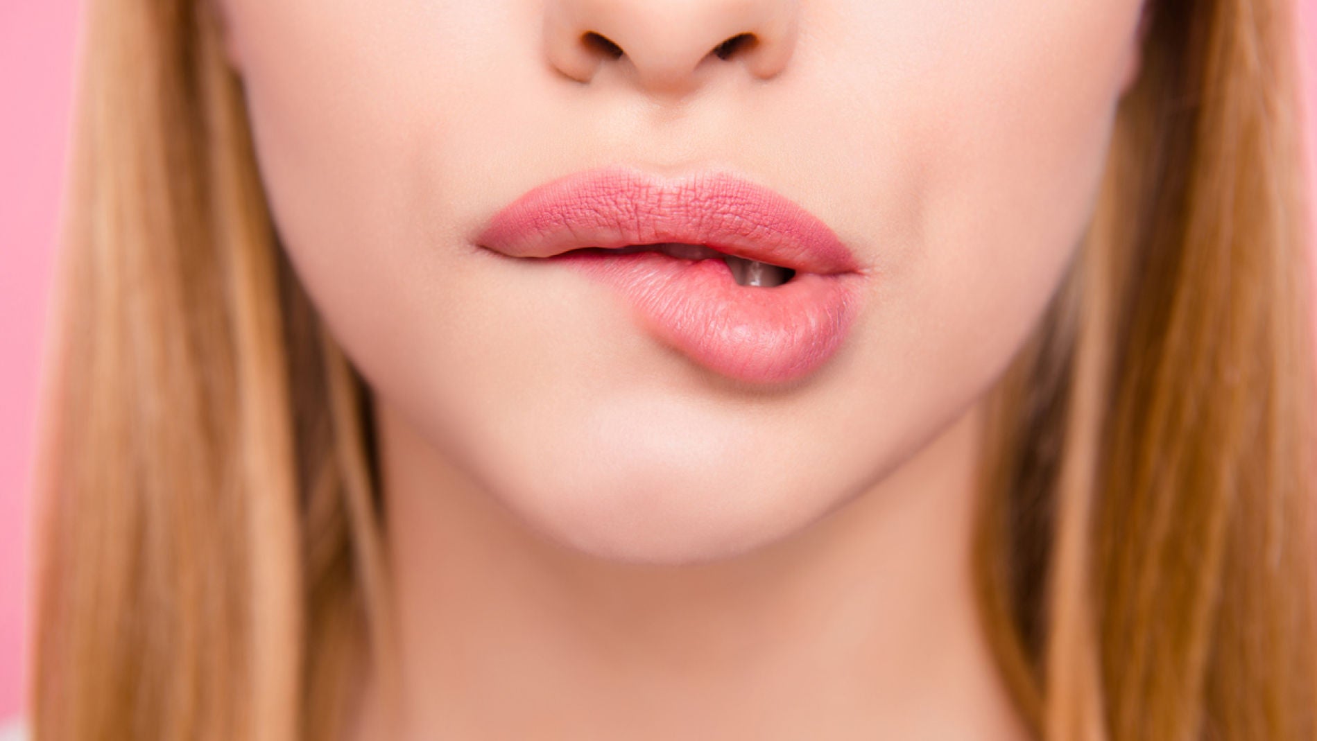 Morderse los labios