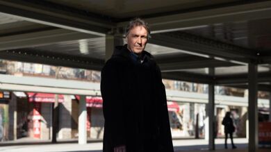 Carlos Zanón revive a un Carvalho más veterano y con nuevos personajes en 'Problemas de identidad'