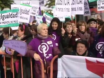 Manifestación feminista ante el Parlamento andaluz