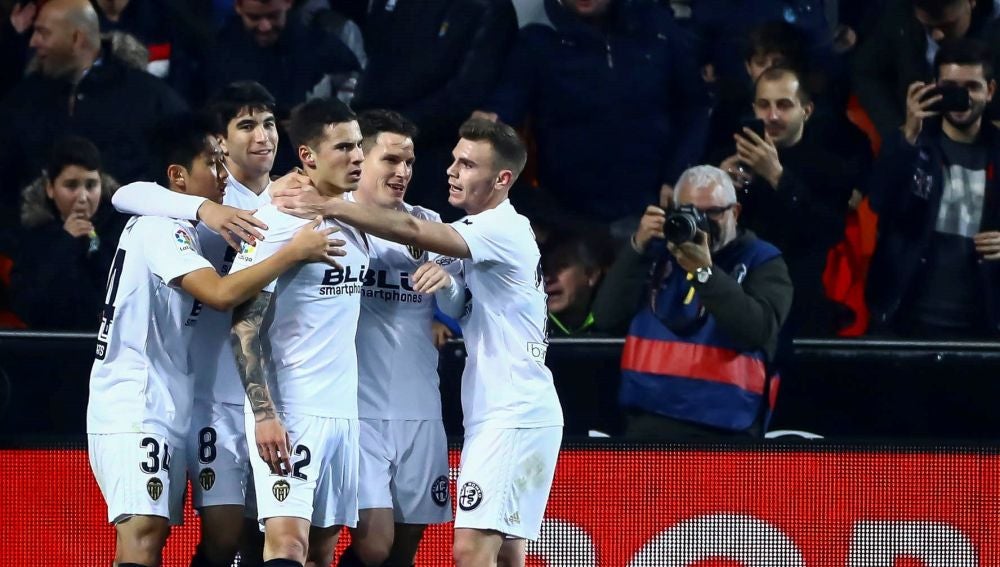 Santi Mina celebra su gol con los jugadores del Valencia