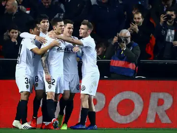 Santi Mina celebra su gol con los jugadores del Valencia Santi Mina celebra su gol con los jugadores del Valencia
