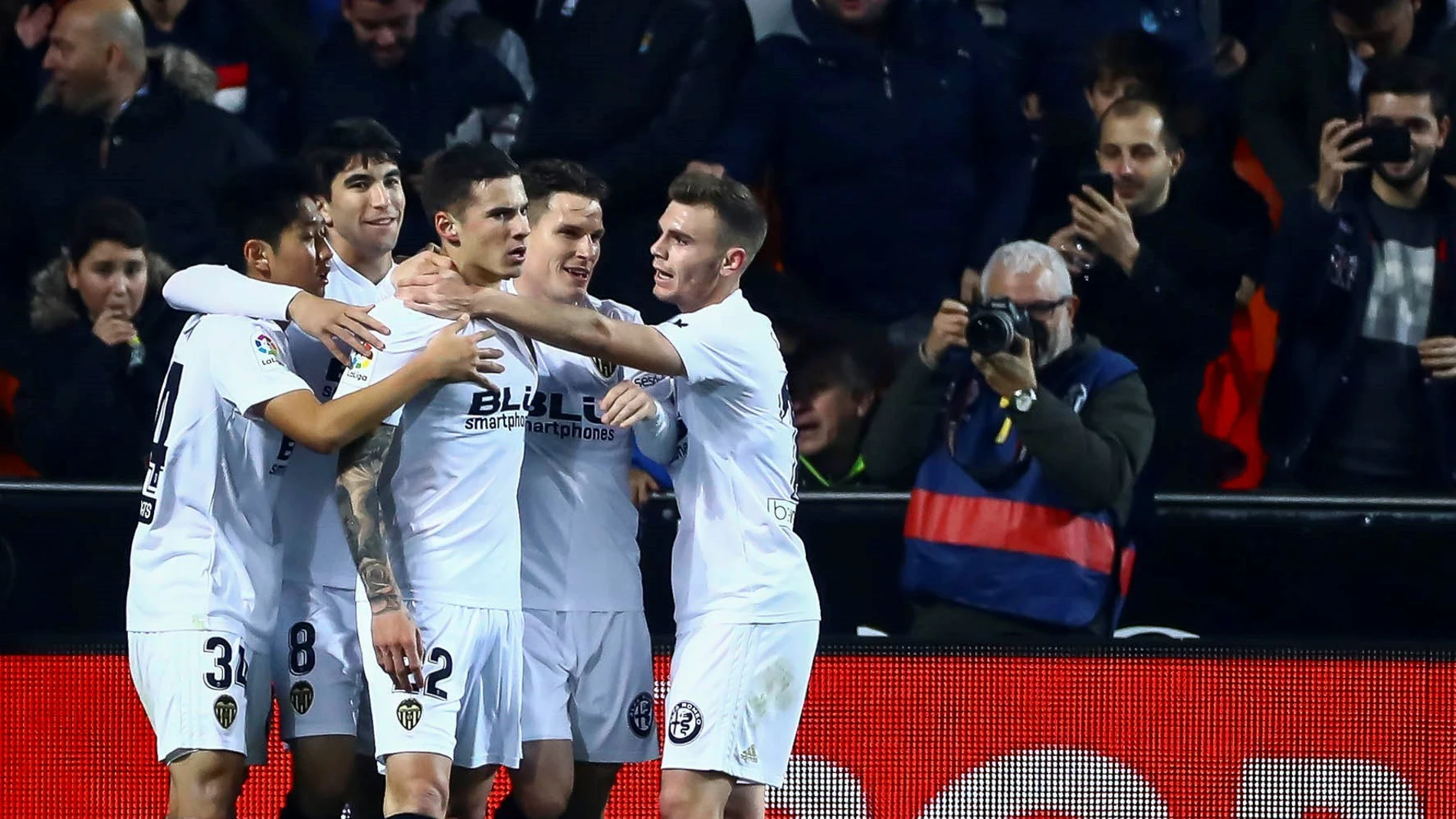 Santi Mina celebra su gol con los jugadores del Valencia Santi Mina celebra su gol con los jugadores del Valencia